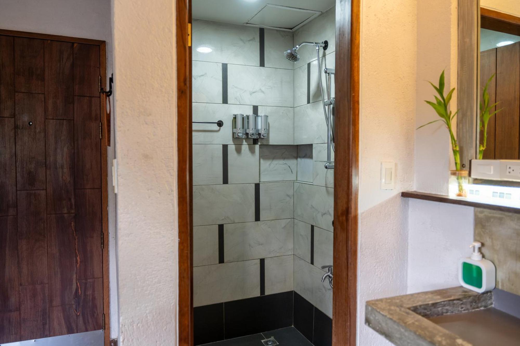 Island Lyfe Adventures Hotel El Nido Ngoại thất bức ảnh